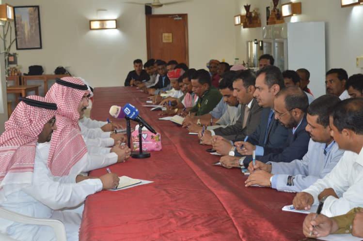 تفاصيل اجتماع السفير السعودي بمحافظ سقطرى ومسؤولي محليين