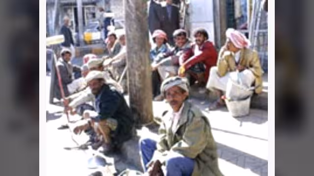 تقرير حكومي يتوقع انخفاض مؤشر الفقر في اليمن