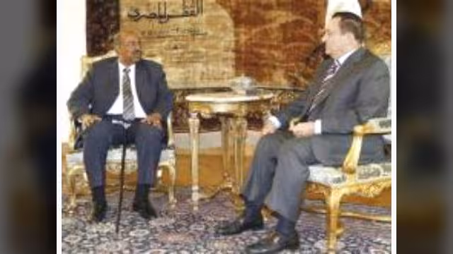 البشير يعود إلى السودان بعد زيارة قصيرة لمصر