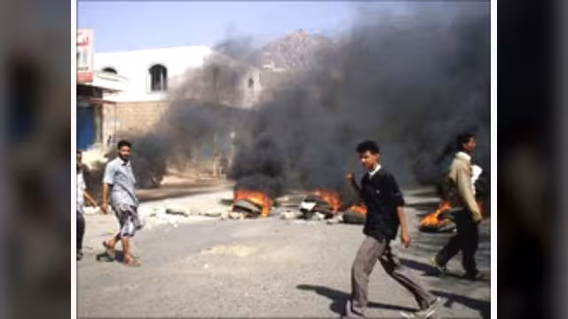 مسلحون في ردفان يقطعون الطريق الذي يصل شمال اليمن بجنوبه