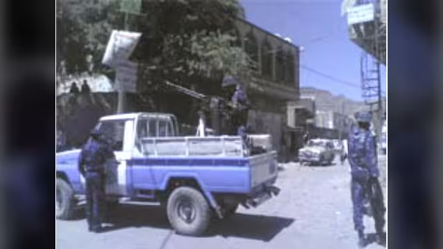 مسلحون يعاودون الاعتداء على الأمن ويجرحون جنديين في ردفان