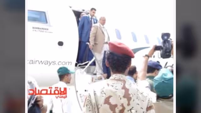 وزير النقل يدشن عبر طيران السعيدة أولى الرحلات الجوية إلى مطار عتق