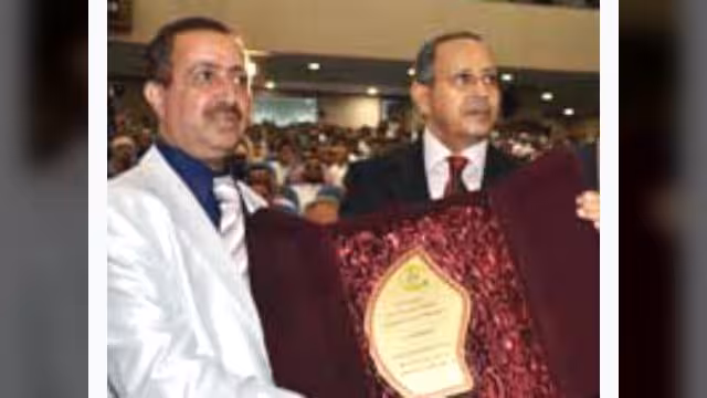 الجالية اليمنية في السعودية تمنح جائزة التميز والإبداع الثانية للزميل البرعي