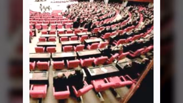 اليمن .. إجازة برلمانية تتزامن مع أزمة تعصف بالوطن