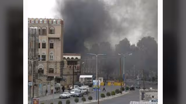 السيطرة على حريق اندلع في ورشة جوار السفارة الأمريكية بصنعاء