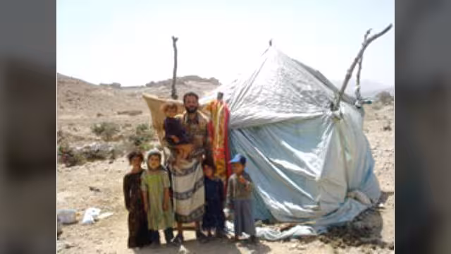 الحوثيون يمنعون المواطنين من النزوح ويشتبكون معهم