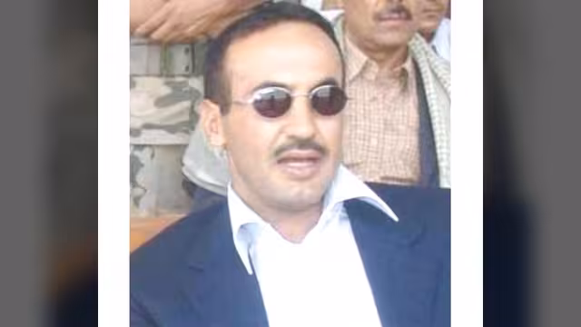 أحمد علي يسلم سلطان عمان رسالة من أبيه