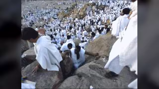 حجاج اليمن تواصوا فيما بينهم بالدعاء على الحوثيين والمفسدين في جبل الرحمة
