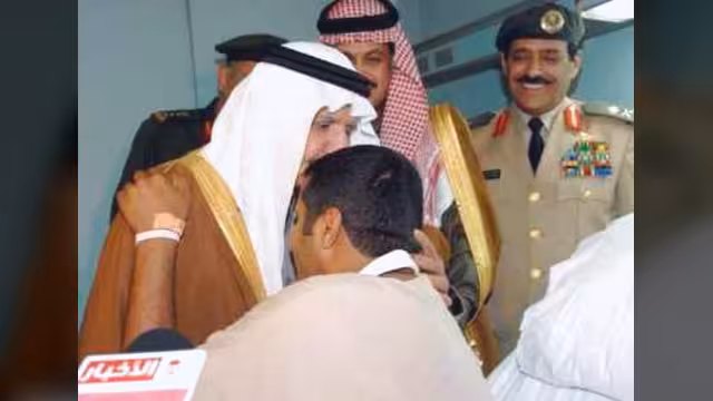 الأمير سلطان يتفقد جرحى الجيش السعودي في المعارك مع الحوثيين