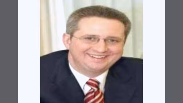 وزير الدولة البريطاني: ندعم دولة يمنية قوية وديمقراطية