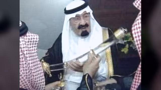 ملك البحرين يهدي العاهل السعودي "السيف الأجرب" وأوسمة بحرينية