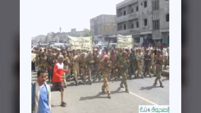 عرض عسكري بردفان لضباط وجنود يطالبون بمرتباتهم الموقوفة
