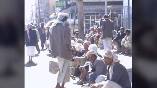 اليمن .. عمال على باب الله