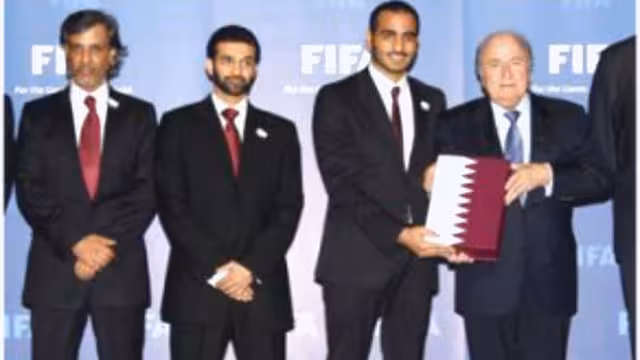قطر تسلم ملف مونديال 2022 إلى الفيفا