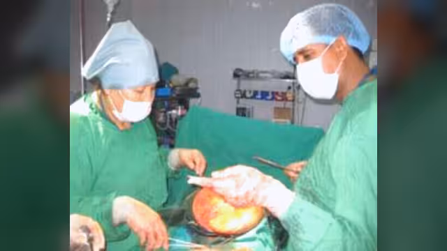 إزالة ورم لأمرأة يزن (5 كجم) بمستشفى سيئون العام