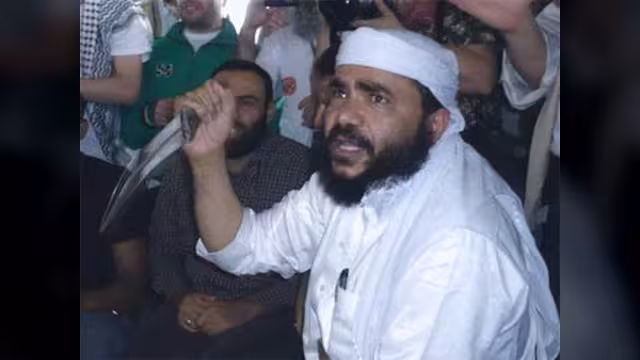 هآرتس تنشر صورة للنائب اليمني الحزمي شاهراً الجنبية