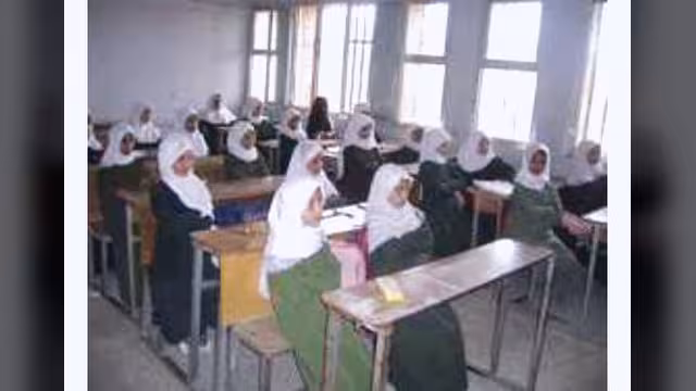 مواطن عربي يتنكر بزي امرأة ليدرّس بمدرسة خاصة في اليمن