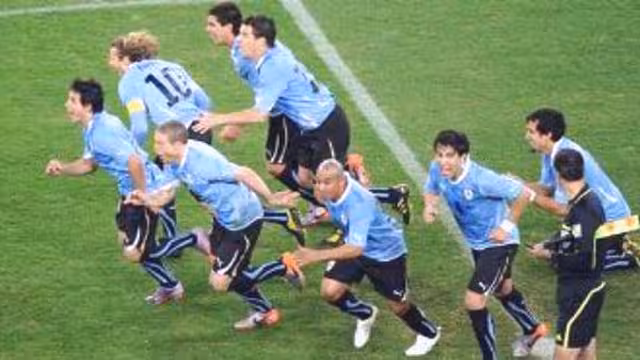 الأوروغواي  إلى النصف النهائي وغانا تضيع حلم الافارقة