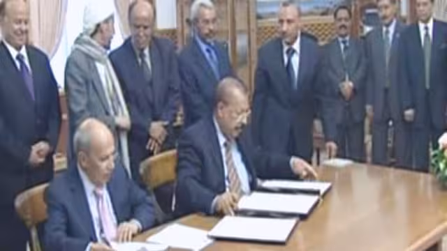 المؤتمر واللقاء المشترك يوقعان محضرا مشتركا لتنفيذ اتفاق فبراير  (نص المحضر)