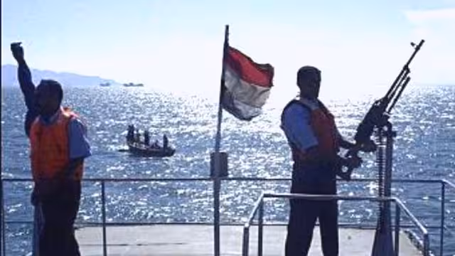 اليمن يحتجز سفينة أجنبية قدفت مواداً محظورة في مياهه الإقليمية