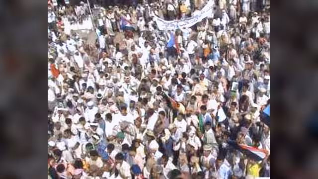 أنصار الحراك يتظاهرون لمطالبة أصدقاء اليمن بالتوقف عن دعم السلطة
