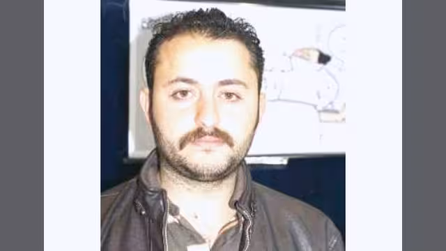 المخابرات اليمنية تفرج عن رسام الكاريكاتور كمال شرف