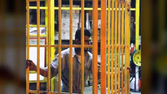 يمنيون في السعودية يضربون عن العمل ويطالبون برأسي وزير الرياضة واتحاد الكرة