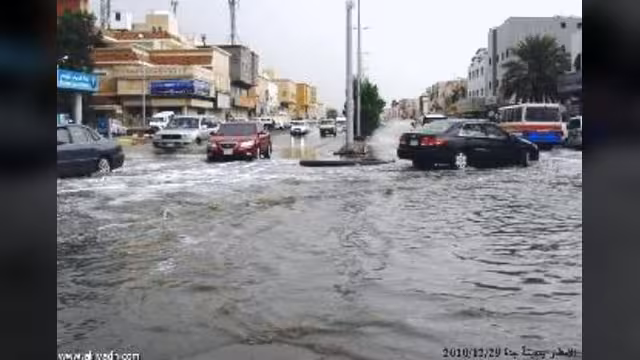 السعودية: ساعتان من الامطار على جدة تعيد ذكرى الكارثة