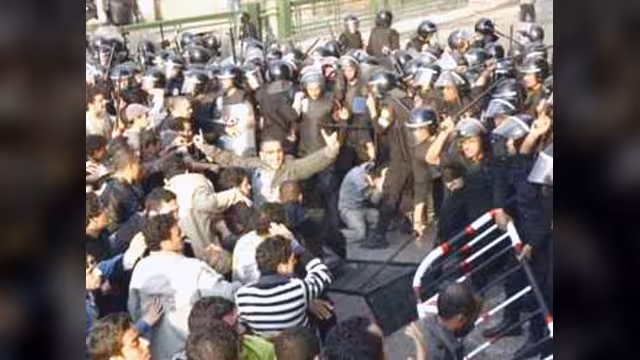 الآلاف من المصريين يتدفقون  إلى الشوارع مرددين هتافات ضد مبارك