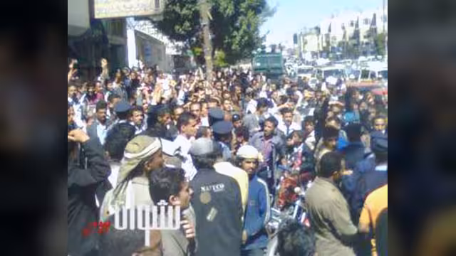 العشرات يتظاهرون بجوار الجامعة وأربعة مهرجانات للمشترك غداً بالعاصمة
