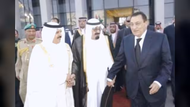 ملك البحرين يقترح عقد اجتماع عربي لبحث الغضب الشعبي