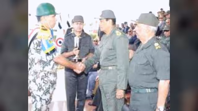 وزير الدفاع المصري يزور وسط القاهرة