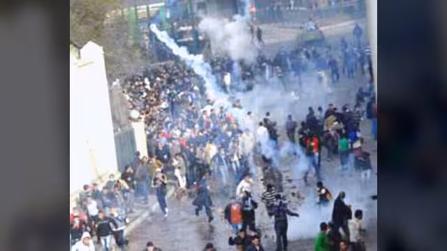صالح يطمئن على مبارك باتصال هاتفي ويوجه بنقل اليمنيين من مصر