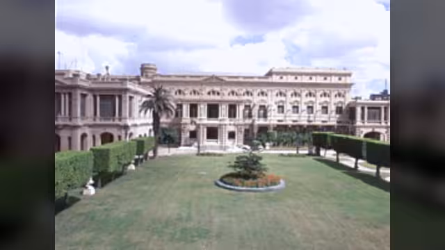 الجيش المصري يسيج القصر الجمهوري
