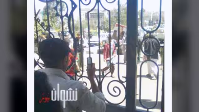 السفارة الأمريكية في اليمن تدعو الحكومة لعدم التعرض للمظاهرات بالعنف