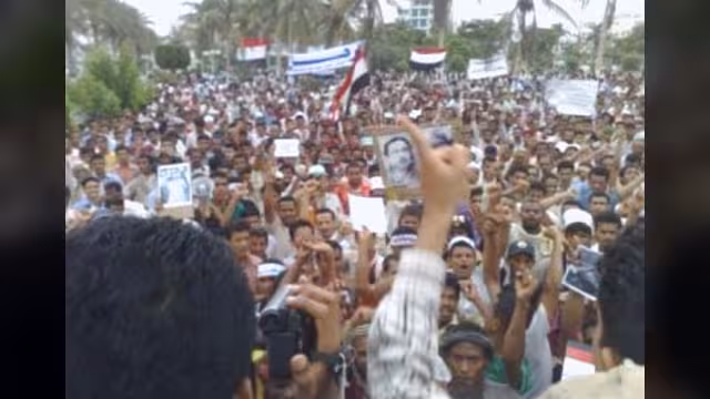 مظاهرات حاشدة في الحديدة للمطالبة برحيل النظام