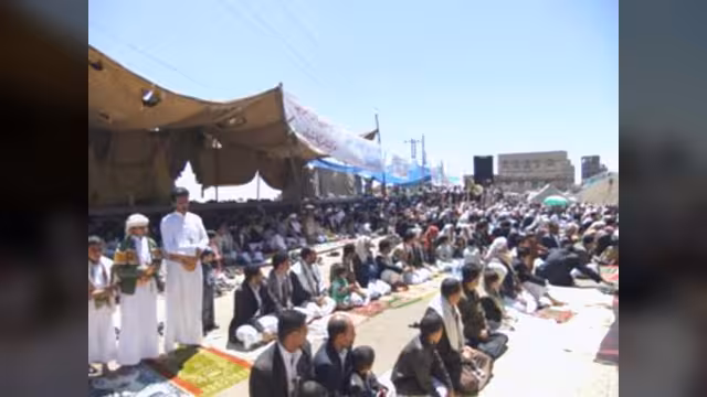 المحويت: محتجون يطردون رئيس فرع المؤتمر من ساحة الاعتصام