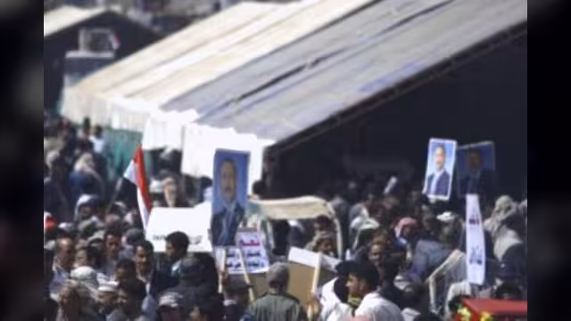صالح يوزع وجبات غذاء في محاولة للبقاء بالسلطة