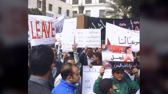 يمنيون يتظاهرون أمام الجامعة العربية للتضامن مع الثورة بمشاركة مصريين وعرب