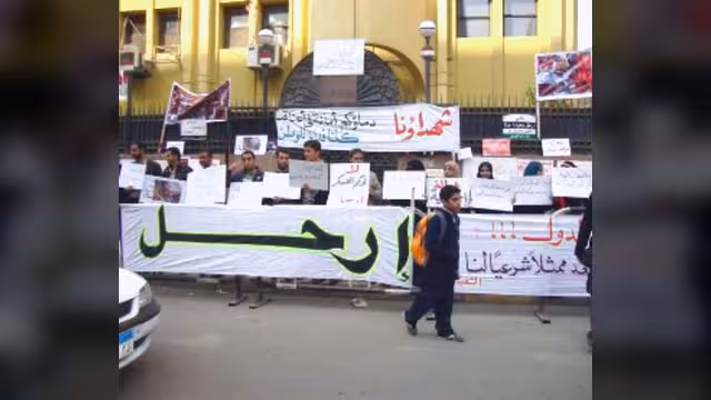 وقفة احتجاجية صامتة أمام سفارة اليمن في القاهرة