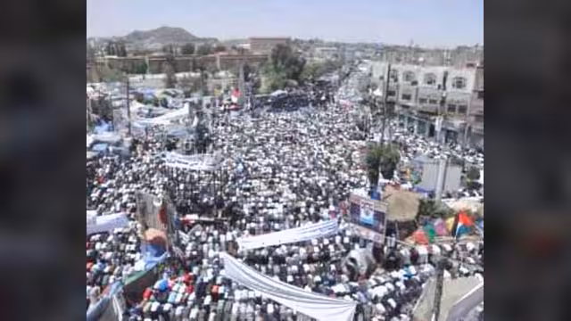 الآلاف يخرجون في مسيرة حاشدة من ساحة التغيير باتجاه الستين