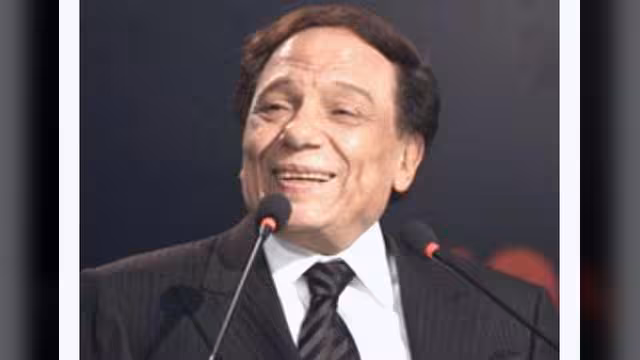 مطب كذبة ابريل.. عادل إمام يجسد حسني مبارك في فيلم الضربة الجوية