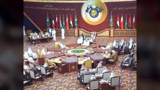 دول الخليج تطالب صالح بتسليم السلطة إلى نائبه
