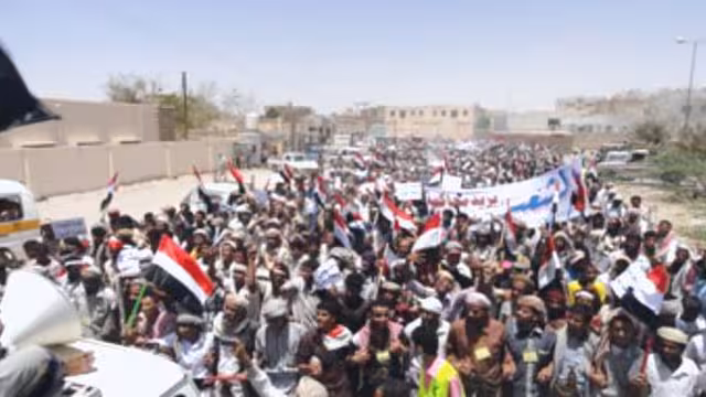شبوة: عشرات الالاف يطالبون برحيل النظام ومحاكمة المجرمين