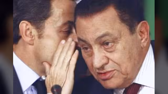 احتجاز الرئيس المصري السابق ونجليه جمال وعلاء 15 يوماً على ذمة التحقيق