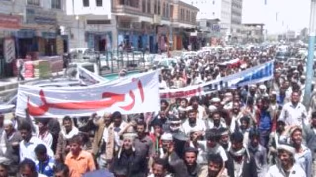 عشرات الالاف يتظاهرون في البيضاء ورداع لاسقاط نظام صالح