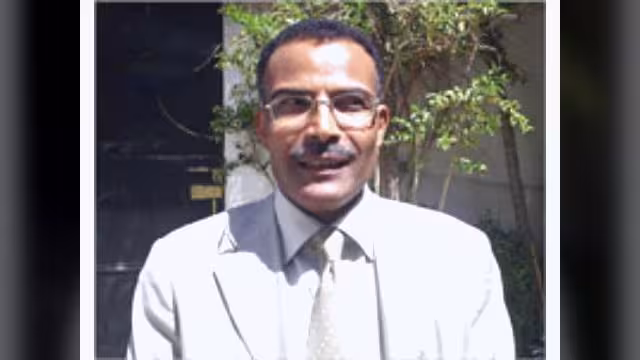 سكرتير الرئيس صالح ينتحل شخصية احد شباب الثورة في اتصال مع الجزيرة ( فيديو )