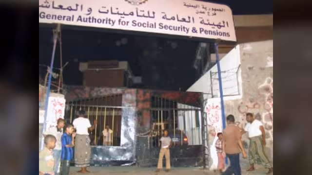 شباب الثورة في عدن يغلقون المجلس المحلي ومكتب الخدمة المدنية بصيرة