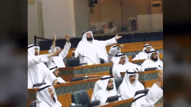 نواب الكويت يتعاركون داخل مجلس الامه