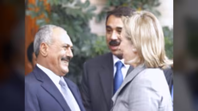 كلينتون تدعو صالح للوفاء بالتزاماته وتندد بحصار السفارة الامارتية